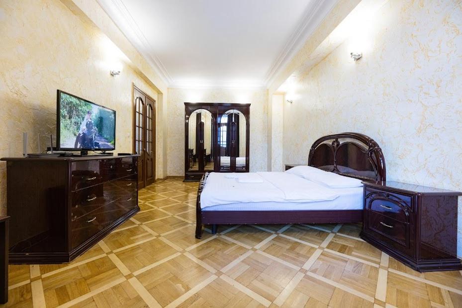 911 Apartments Antonovichа Kiev Eksteriør billede
