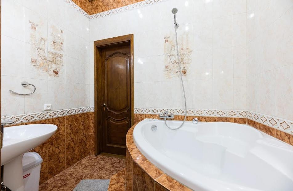 911 Apartments Antonovichа Kiev Eksteriør billede